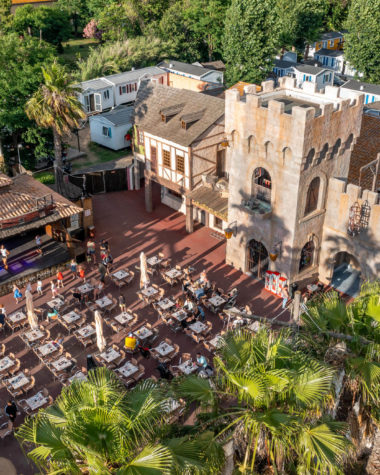 Camping Californie Plage - le cœur de village - La Boutique du pirate; la terrasse du restaurant Le Black pearl et scène de spectacles
