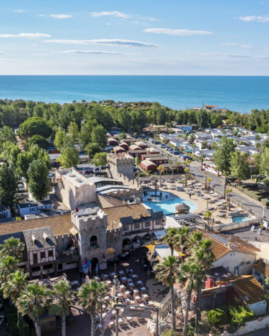 Camping Californie Plage - Le domaine - Vue aérienne générale du camping avec son coeur de village aux décors pirates, les locations et emplacement face à la mer