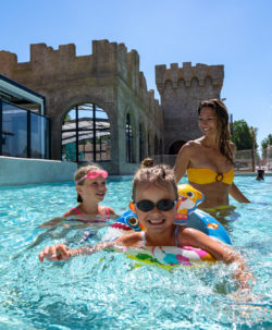 Camping Californie Plage - Espace aquatique - Piscine extérieure adaptée aux enfants, jeux aqualudiques et piscine intérieure
