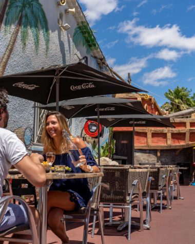 Camping Californie Plage - La restauration - Repas en terrasse dans le restaurant Le Black pearl avec une décoration dans la thématique de la piraterie