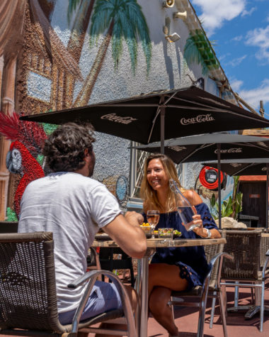Camping Californie Plage - La restauration - Repas en terrasse dans le restaurant Le Black Pearl avec une décoration dans le thème de la piraterie