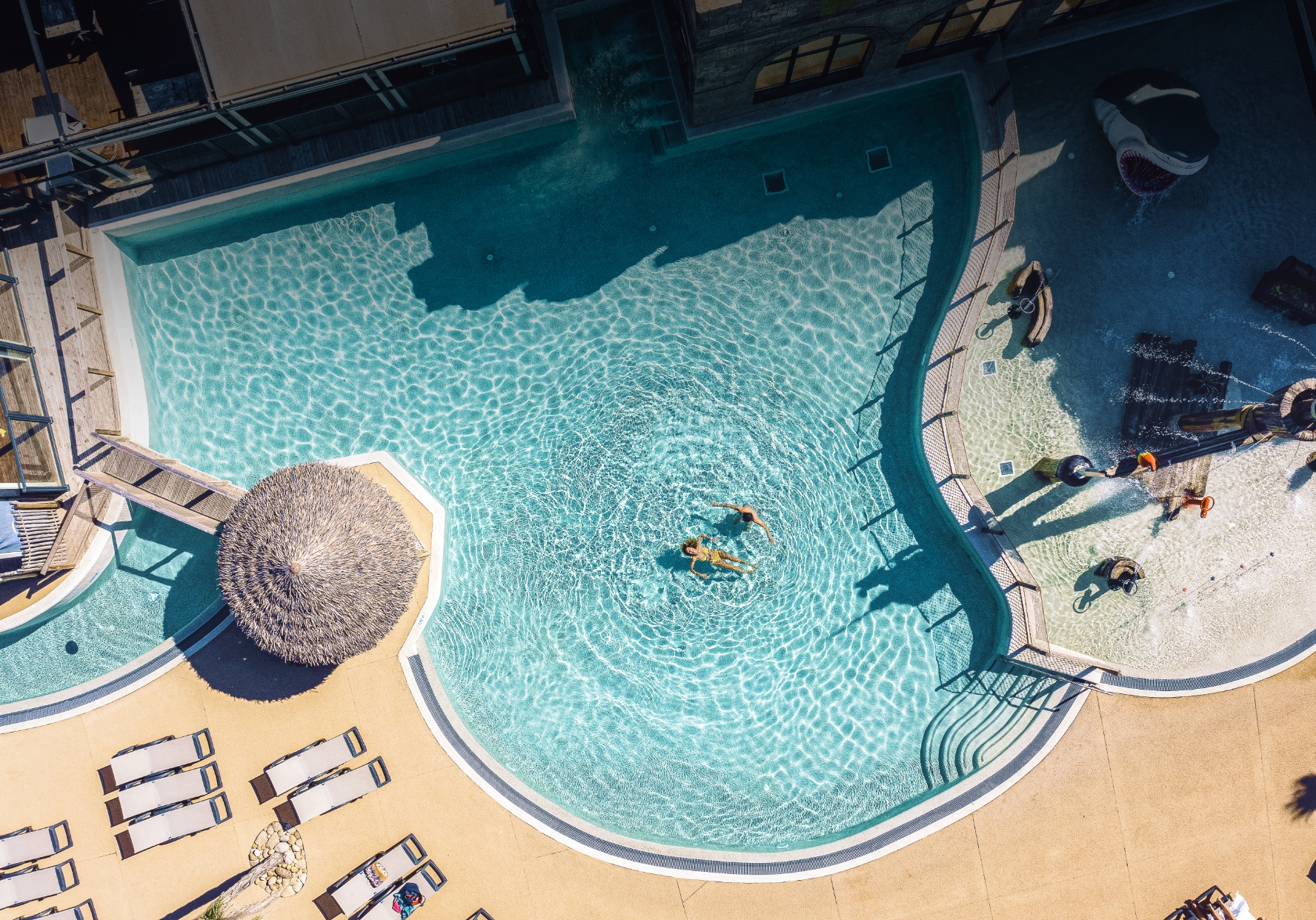 Camping Californie Plage - Espace aquatique avec solarium et espace aqualudique pour les enfants