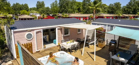 Camping Californie Plage - Hébergements - Mobil-home Caïcos Spa Tribu Premium - Terrasse double avec spa