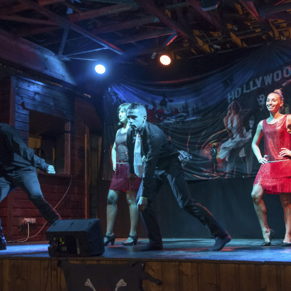 Camping Californie Plage - Les activités et animations - Spectacle année 20 avec une troupe de danseurs