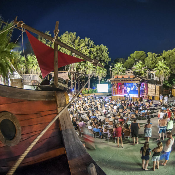 Camping Californie Plage - Les activités et animations - Spectacle pour toute la famille sur la place des pirates