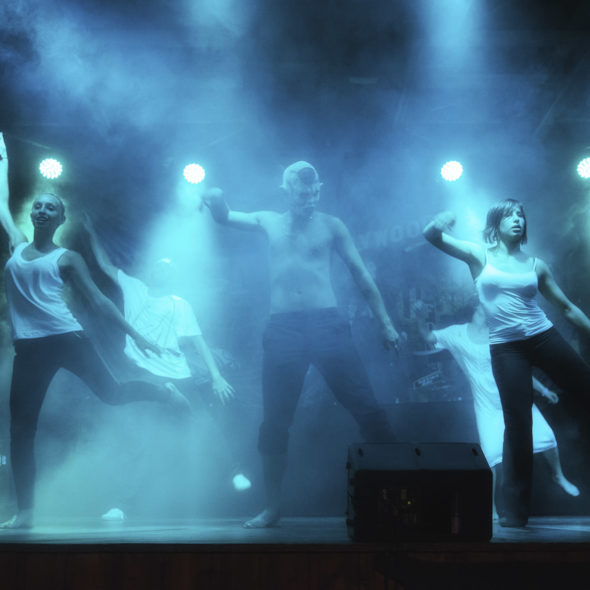 Camping Californie Plage - Les activités et animations - Troupe de danseurs