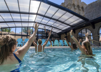 Camping Californie Plage - Les activités et animations - Animateur d\'aquagym dans la piscine couverte