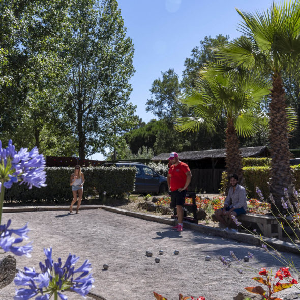 Camping Californie Plage - Les activités et animations - Groupe jouant à la pétanque