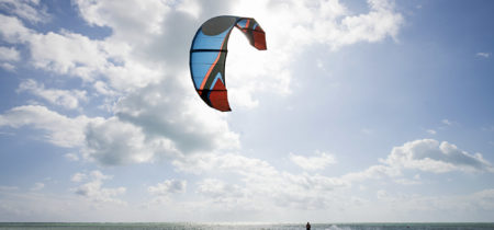 Camping Californie Plage - Les activités et animations - Kite surf en mer méditerranée