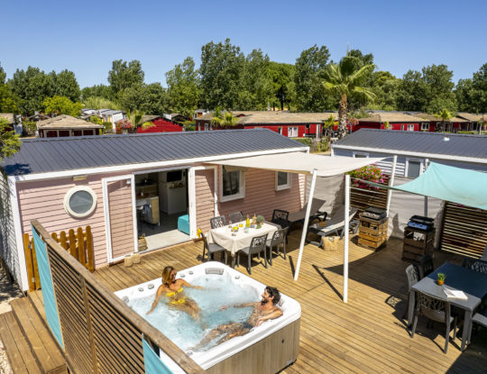 Camping Californie Plage - Hébergements - Mobil-home Caïcos Spa Tribu Premium - 