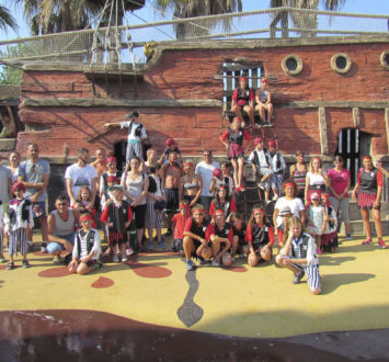 Camping Californie Plage - Kinder- en tienerclubs - Groep kinderen en groespleiders in de speeltuin