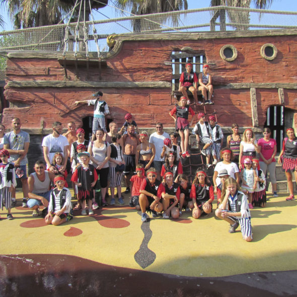 Camping Californie Plage - Kinder- en tienerclubs - Groep kinderen en groespleiders in de speeltuin