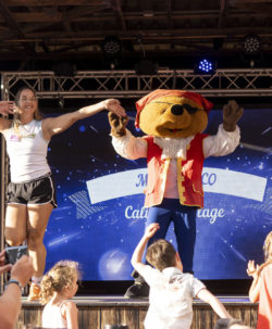 Camping Californie Plage - Kinder- en tienerclubs - Animatie op het podium van het piratenplein met groespleiders en de mascotte \"Pirato\"