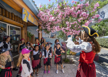 Camping Californie Plage - Les activités et animations - Enfants au min-club déguisés en pirates