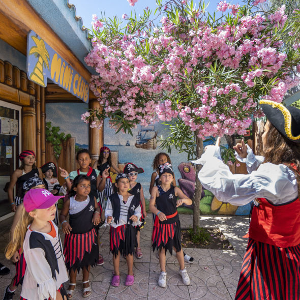 Camping Californie Plage - Les activités et animations - Enfants au min-club déguisés en pirates