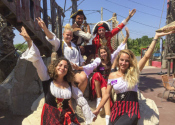 Camping Californie Plage - Les clubs enfants et ados - Groupe d\'animateur déguisés en pirates