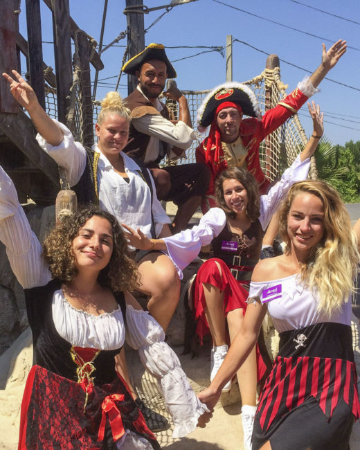 Camping Californie Plage - Les activités et animations - Groupe d\'animateur déguisés en pirates