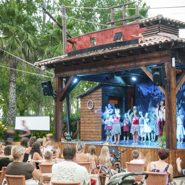 Camping Californie Plage - Les clubs enfants et ados - Spectacle d\'enfant durant la journée pirate