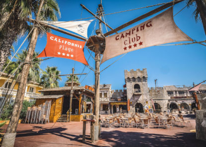 Camping Californie Plage - Le cœur de village - Place centrale du camping avec commerces et restaurants