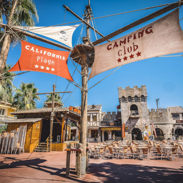 Camping Californie Plage - Le cœur de village - Place centrale du camping avec commerces et restaurants