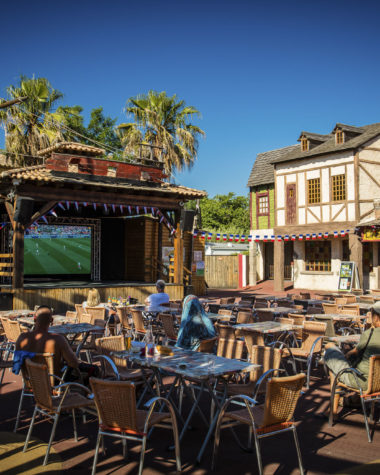 Camping Californie Plage - Le cœur de village - Vue de la place des pirates avec scène de spectacle