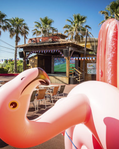 Campingplatz Californie Plage - Das Dorfzentrum - Geschäfte auf dem Piratenplatz