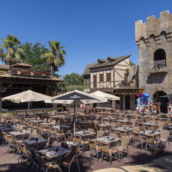 Camping Californie Plage - Le cœur de village - Vue générale du cœur de village avec la boutique des pirates et la scène de spectacle