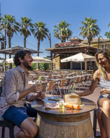 Camping Californie Plage - Le cœur de village - Terrasse du bar \"Le Black Pearl\"