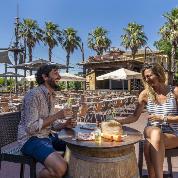 Camping Californie Plage - Le cœur de village - Terrasse du bar \"Le Black Pearl\"