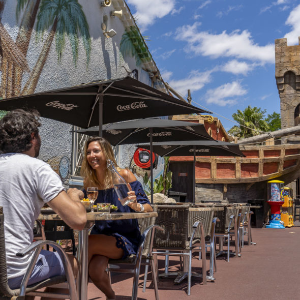 Campingplatz Californie Plage - Das Dorfzentrum - Terrasse des Restaurants „Le Black Pearl\"