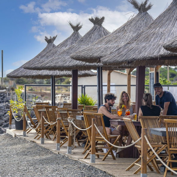 Campingplatz Californie Plage - Das Dorfzentrum - Terrasse des Restaurants „Le Beach\"