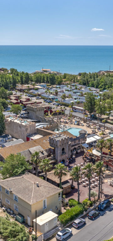Camping Californie Plage - Le domaine - Vue aérienne générale du cœur de village, des hébergements et de la page