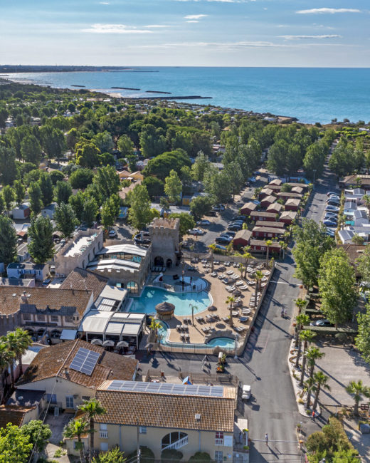 Camping Californie Plage - Le domaine - Vue aérienne de l\'espace aquatique et de la mer