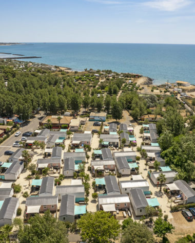 Camping Californie Plage - Le domaine - Vue aérienne des locatifs et de la plage