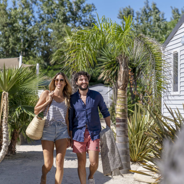 Camping Californie Plage - Le domaine - Allées végétalisées