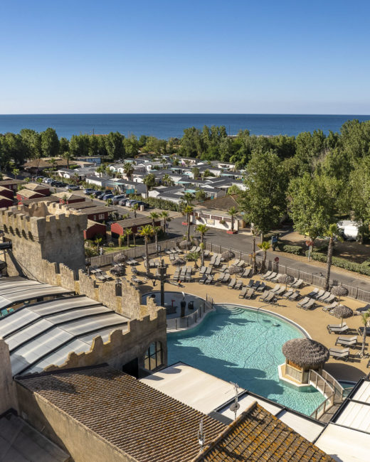 Camping Californie Plage - Le domaine - Vue aérienne générale de l\'espace aquatique et de la mer