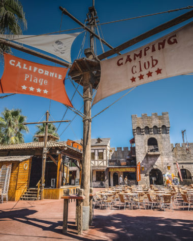 Camping Californie Plage - L\'espace aquatique - Le cœur de village avec une décoration thématique pirate