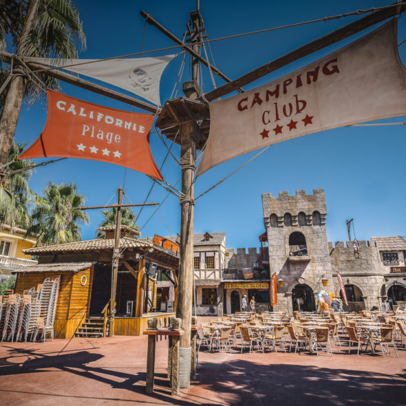 Camping Californie Plage - L\'espace aquatique - Le cœur de village avec une décoration thématique pirate