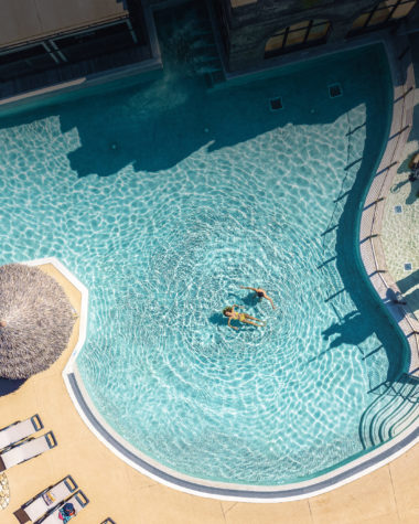 Camping Californie Plage - Vue générale de la piscine extérieure et de l\'aire de jeux aqualudique