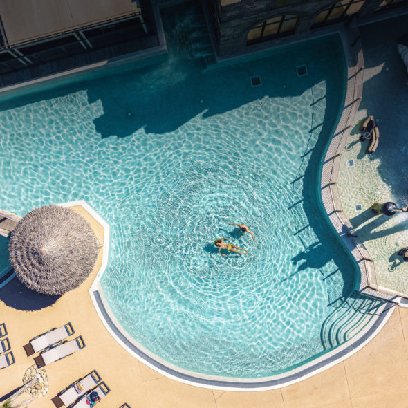 Camping Californie Plage - Vue générale de la piscine extérieure et de l\'aire de jeux aqualudique