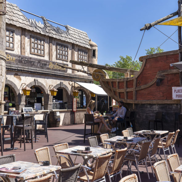 Camping Californie Plage - Catering - Pirates’ square and the “Black Pearl” bar-restaurant