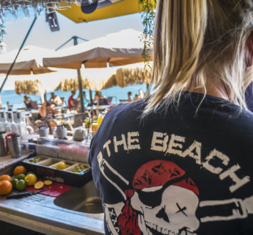 Camping Californie Plage - Catering - Waitress preparing a cocktail at “The Beach” bar