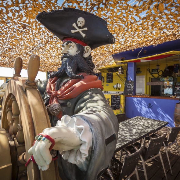 Camping Californie Plage - Catering - Pirate-themed decor in the “Black Pearl” bar-restaurant