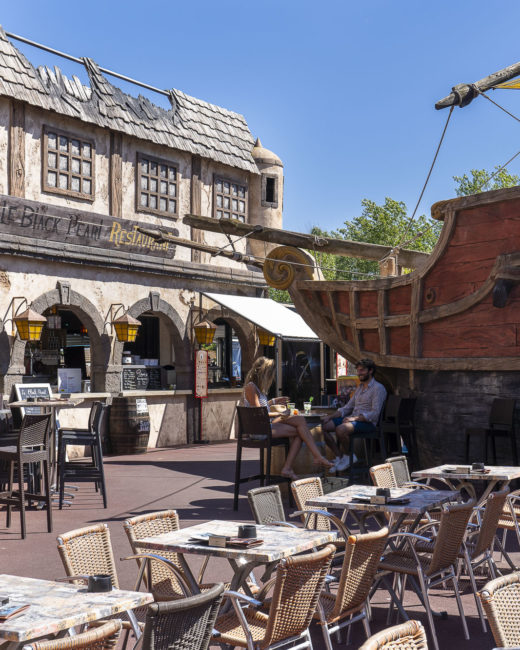 Camping Californie Plage - La restauration - Terrasse du bar-restaurant \"Le black Pearl\" sur la place des pirates