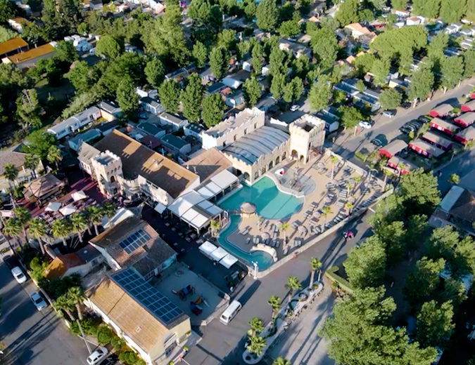 Camping Californie Plage - Vidéo - L\'espace aquatique entouré des locations haut de gamme