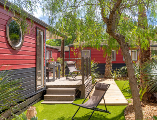 Camping Californie Plage - Accommodation - Cap\'tain Crochet mobile home for 4 persons - View of the covered terrace and the exterior