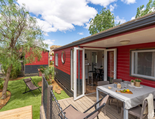Camping Californie Plage - Accommodation - Cap\'tain Crochet mobile home for 4 persons - View of the terrace and the living/dining area