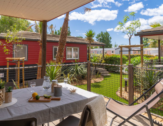 Camping Californie Plage - Accommodation - Cap\'tain Crochet mobile home for 4 persons - View of the covered terrace and the exterior