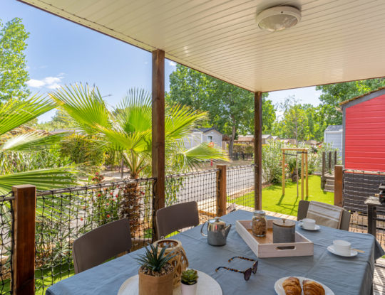 Camping Californie Plage - Accommodation - Cap\'tain Sparrow Premium mobile home - View of the terrace
