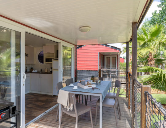 Camping Californie Plage - Accommodation - Cap\'tain Sparrow Premium mobile home - Terrace and garden furniture